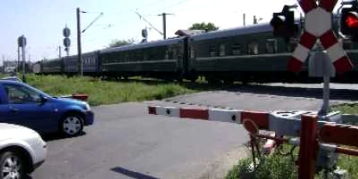 Bacău: Sport extrem pentru şoferi, jocul cu trenul