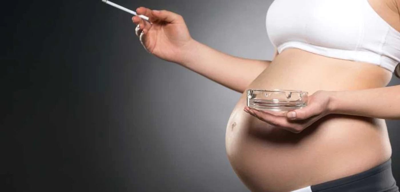 Unele femei ingnoră avertismentele medicilor şi fumează în timpul sarcinii/FOTO Arhiva Adevărul