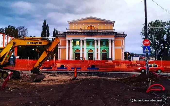 Zona Casei de cultură va fi interzisă maşinilor. FOTO: Daniel Guţă. ADEVĂRUL.