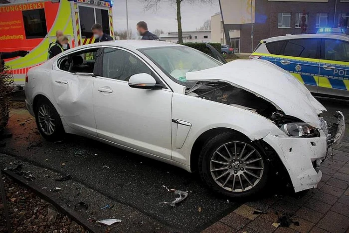 
    Maşina condusă de român a lovit un alt autoturismFoto: observatornews.ro  