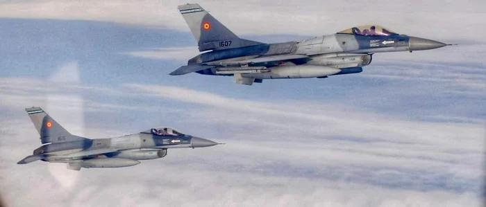 Două F-16 ale Armatei Române au escortat aeronava misterioasă. Foto: Facebook MAPN