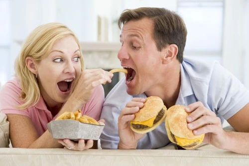 Hrana prăjită, cum ar fi diversele sortimente de fast-food, este asociată direct cu apariția diferitelor tipuri de cancer.www.clicksanatate.ro