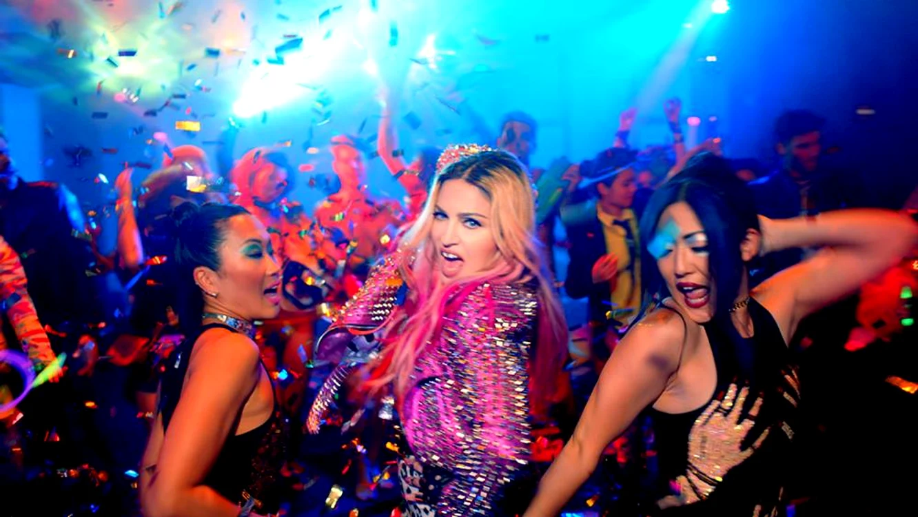 
    Madonna (57 de ani) a avut probleme din cauza unei pelerine prea lungifoto: Arhiva Personală  