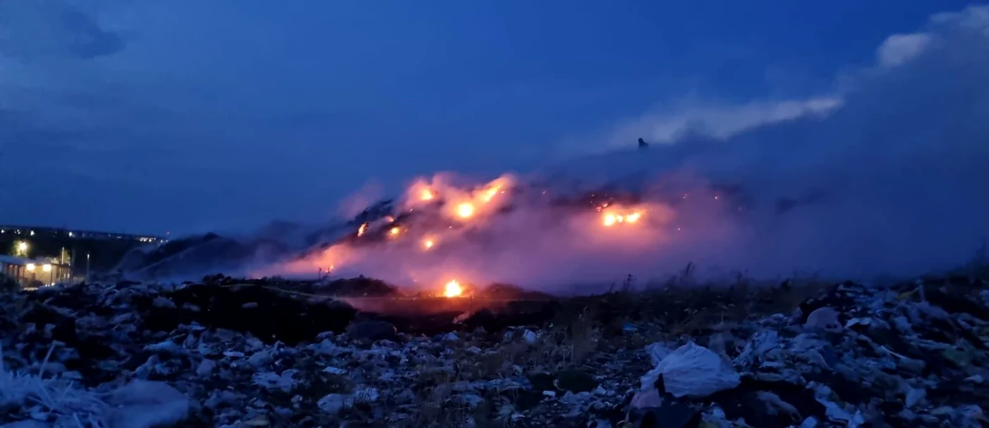 Groapa de gunoi din Titu a luat foc. Sursa ISU Dâmbovița