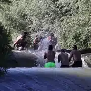 GIF Muncitori din Nepal și Sri Lanka, la scăldat în Ciorogârla