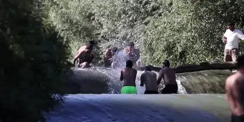 GIF Muncitori din Nepal și Sri Lanka, la scăldat în Ciorogârla