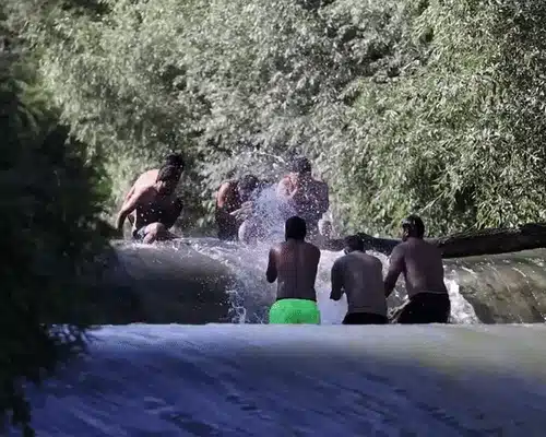 GIF Muncitori din Nepal și Sri Lanka, la scăldat în Ciorogârla