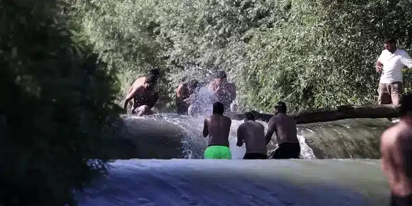 GIF Muncitori din Nepal și Sri Lanka, la scăldat în Ciorogârla