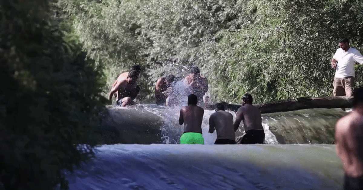 Muncitori din Nepal și Sri Lanka, la scăldat în Ciorogârla: „Veniți în România!”. Imaginile au devenit virale și au stârnit reacții