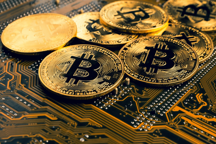 Bitcoin scade din cauza protestelor din China. Cum a influențat Musk valoarea Dogecoin