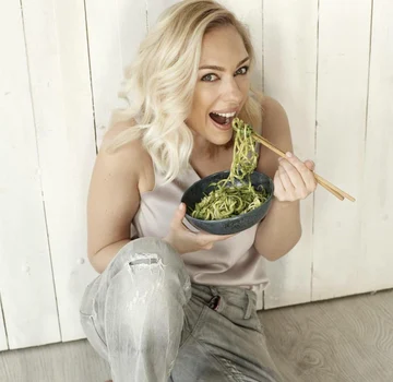  „Umblii în chiloți prin casă ca să arăți și simți tu că te iubești foarte mult...", spune Jorge, iar Giulia Nahmany îl completează imediat: "Nu ca să arăt, ci să mă simt"