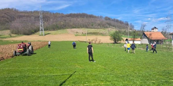 teren fotbal arat foto pandurul jpg