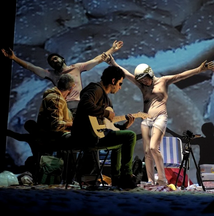 Cu poliţia la teatru jpeg