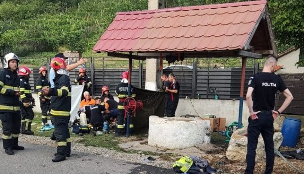 Patru bărbați au căzut într-o fântână dintr-o localitate buzoiană. O victimă a decedat