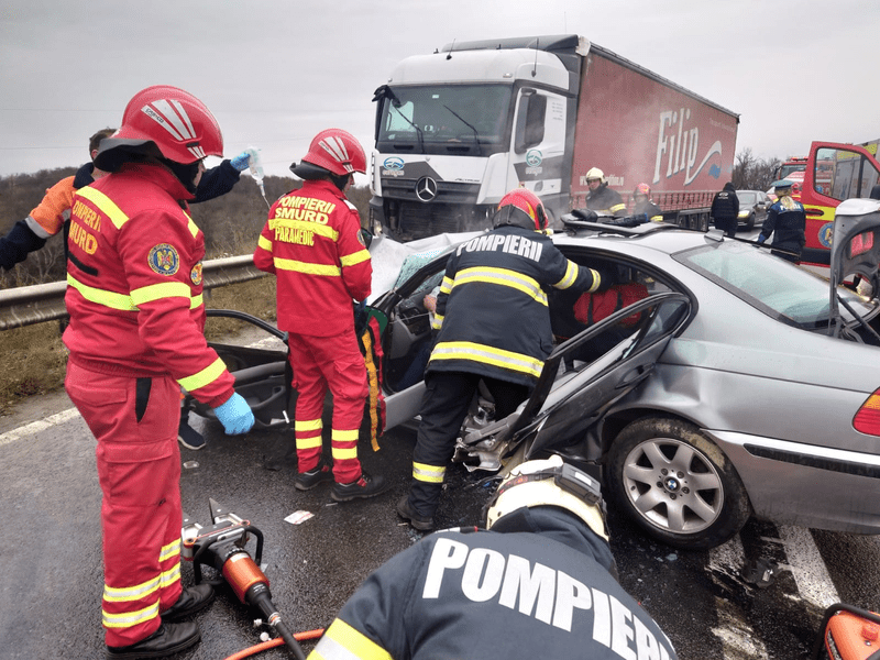 Accident pe DN6, între un TIR și un autoturism. Două persoane sunt grav rănite