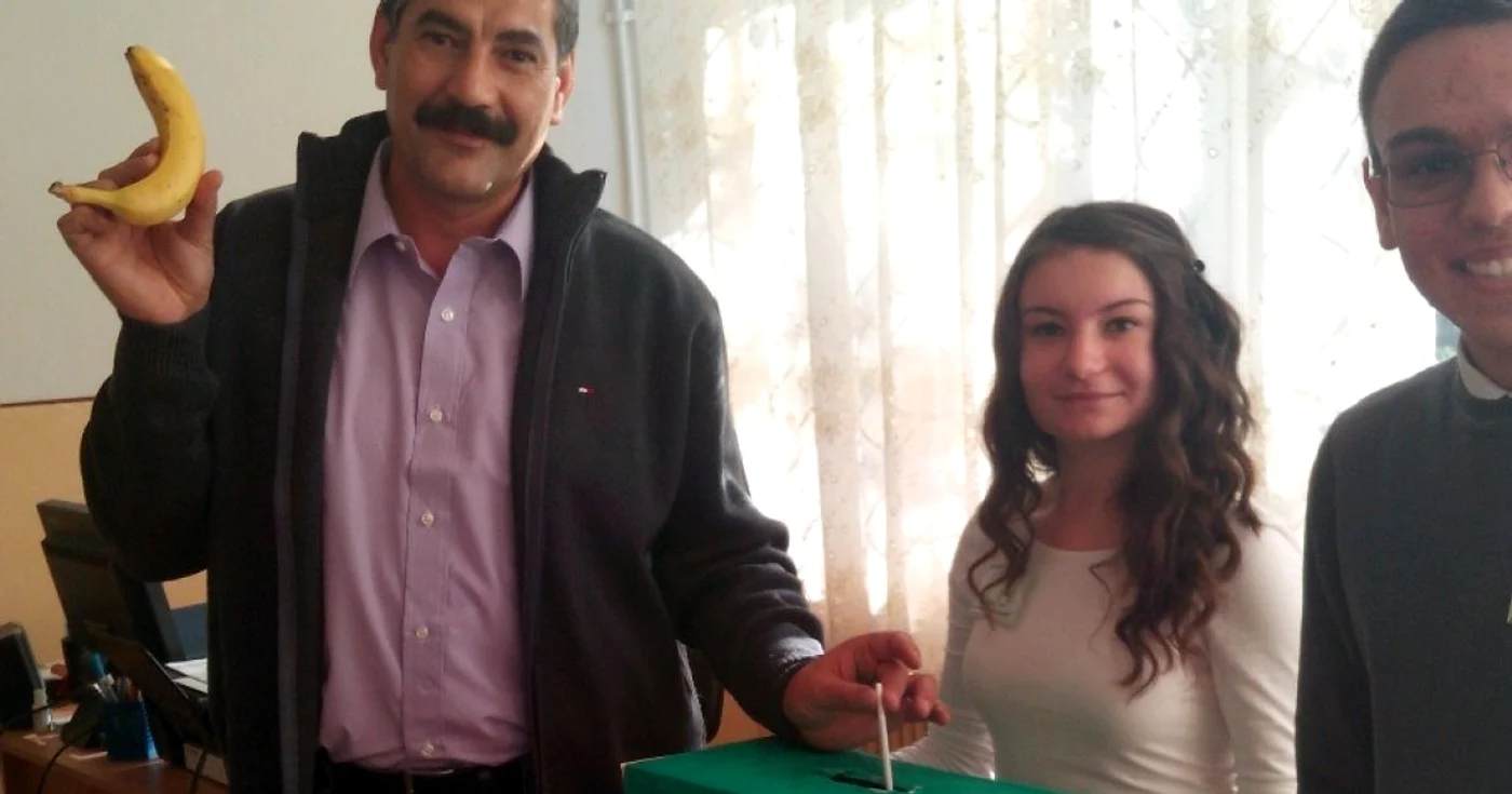 O banană contra unei ţigări. Acţiune antifumat la Liceul Teoretic Murfatlar Constanţa FOTO LTM