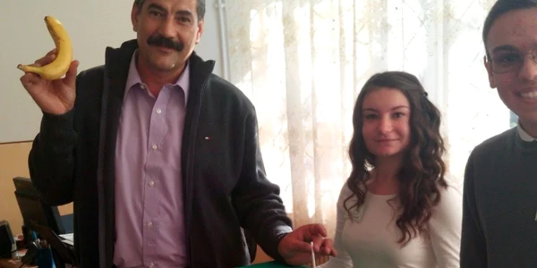 O banană contra unei ţigări. Acţiune antifumat cu elevii şi profesorii de la Liceul Teoretic Murfatlar Constanţa