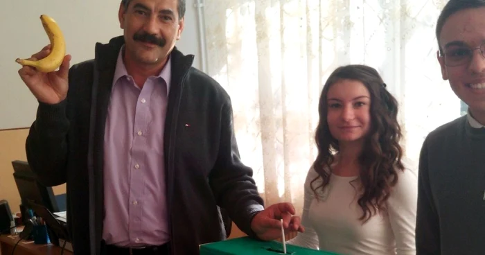 O banană contra unei ţigări. Acţiune antifumat la Liceul Teoretic Murfatlar Constanţa FOTO LTM