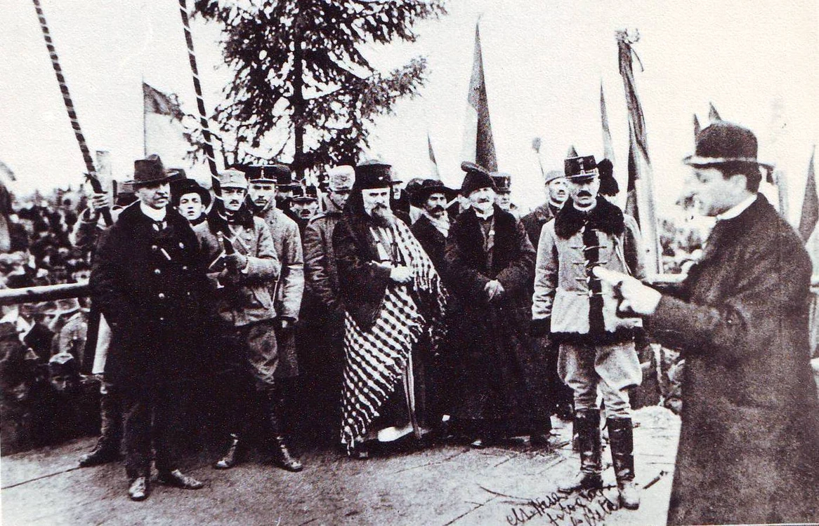 Episcopul Iuliu Hossu citind rezoluţiile adunării de la Alba Iulia FOTO Samoilă Mârza/ Muzeul Unirii