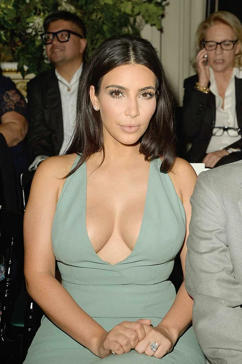 Kim Kardashian (33de ani) e faimoasă pentru posteriorul ei generos