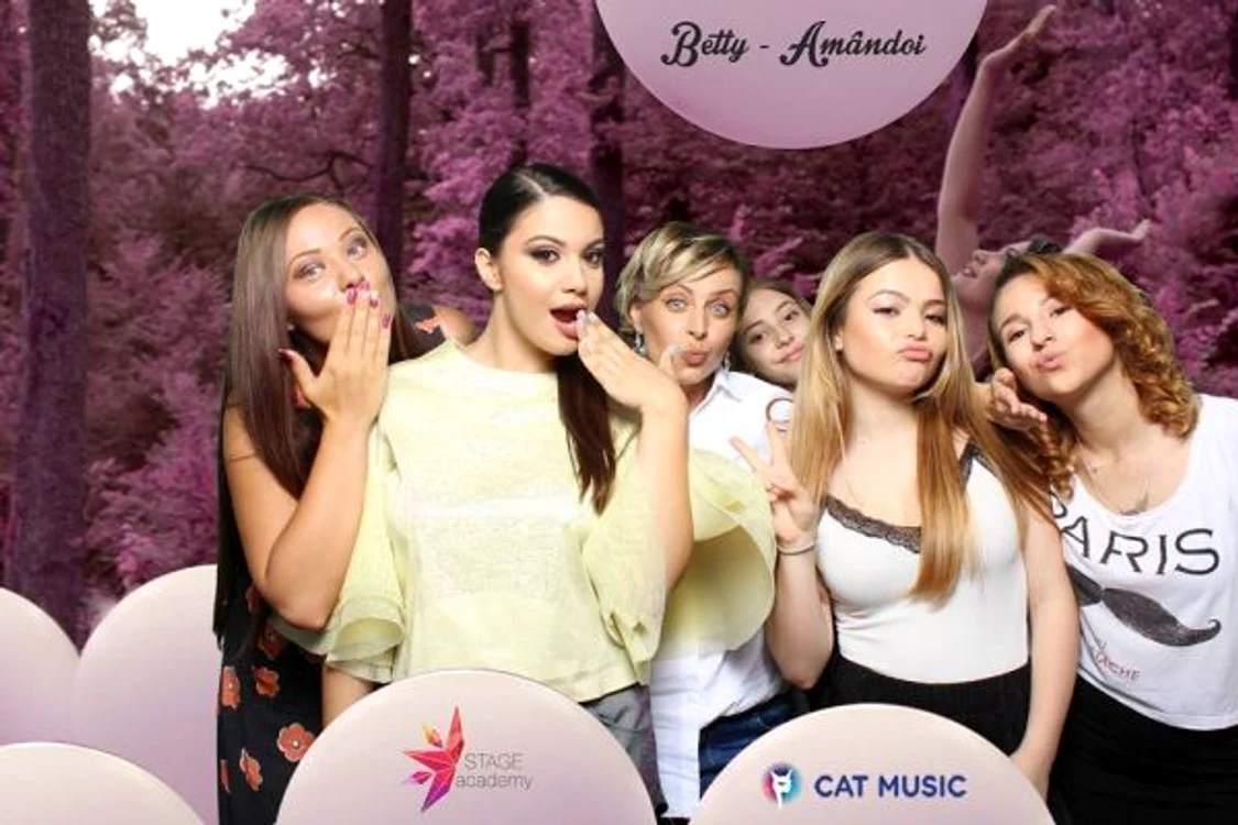 Betty Salam s-a distrat de minune alături de prietenii eiFoto: Arhiva personală