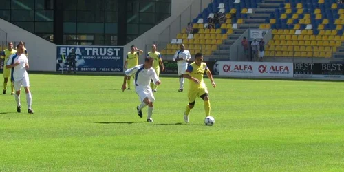 Românii (în galben) au dominat competiţia Foto: Alex Călinoiu