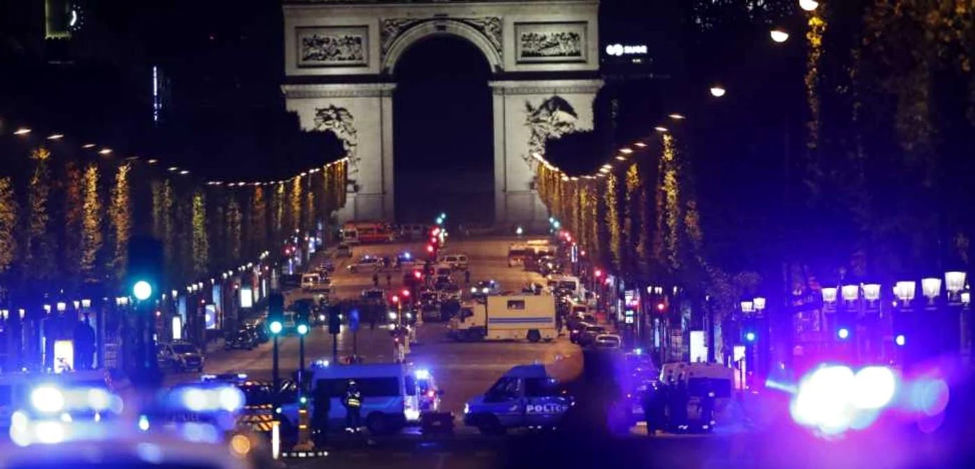 Franţa, ţinta unui nou atac armat. Champs-Elysees este închis. FOTO EPA