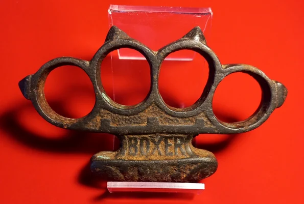 Obiect de lovire din fier de tip knuckle duster (foto: Muzeul Județean de Istorie și Arheologie Maramureș)