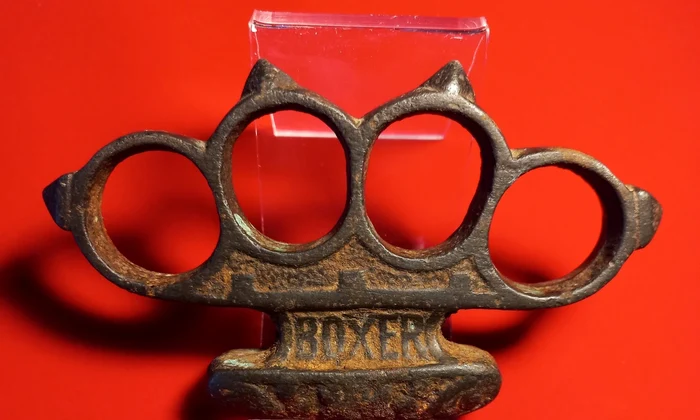 Obiect de lovire din fier de tip knuckle duster (foto: Muzeul Județean de Istorie și Arheologie Maramureș)