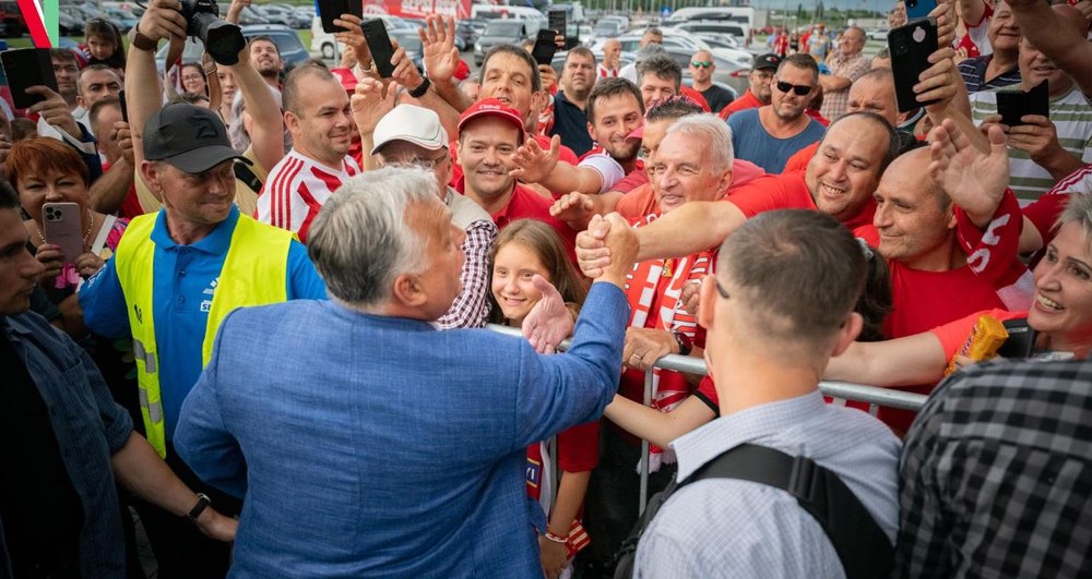 Viktor Orban, gonit de scandările dinamoviștilor. Ce au putut să strige fanii „câinilor” pe stadionul lui Sepsi
