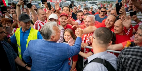 Viktor Orban cu suporterii Sepsi FOTO Facebook Viktor Orban JPG