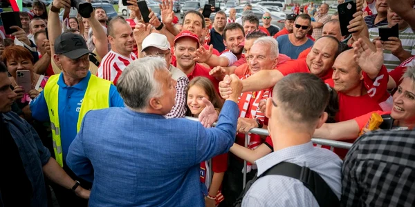 Viktor Orban cu suporterii Sepsi FOTO Facebook Viktor Orban JPG