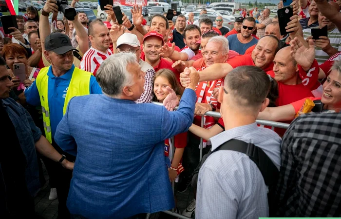 Viktor Orban alături de suporterii Sepsi FOTO Facebook/Viktor Orban