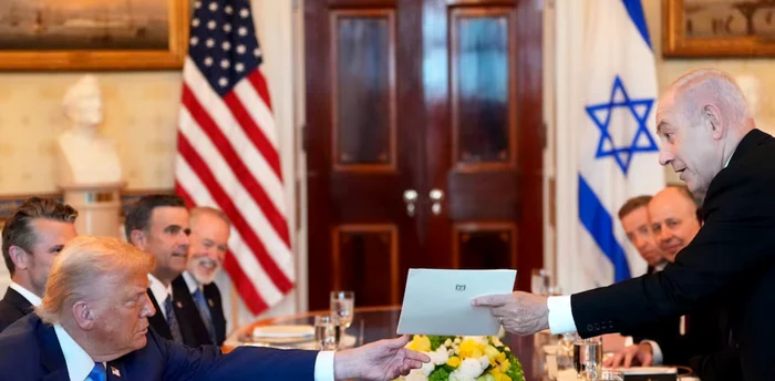 Netanyahu i-a înmânat lui Trump cadoul simbolic. FOTO: X / @GenCar5