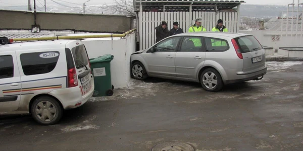 Poliţiştii şi criminaliştii au sosit la faţa locului FOTO