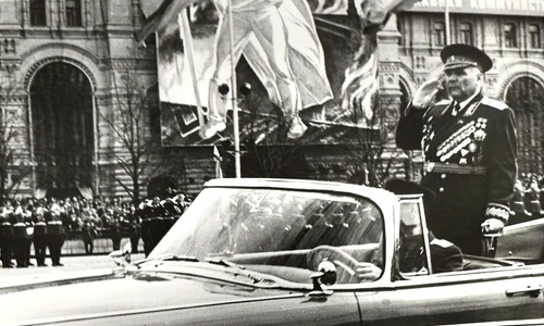 Mareșalul Rodion Malinovski, în timpul Paradei de Ziua Victoriei (9 mai) de la Moscova din 1965 (©  Wikimedia Commons)