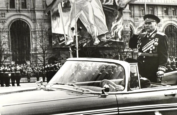 Mareșalul Rodion Malinovski, în timpul Paradei de Ziua Victoriei (9 mai) de la Moscova din 1965 (©  Wikimedia Commons)