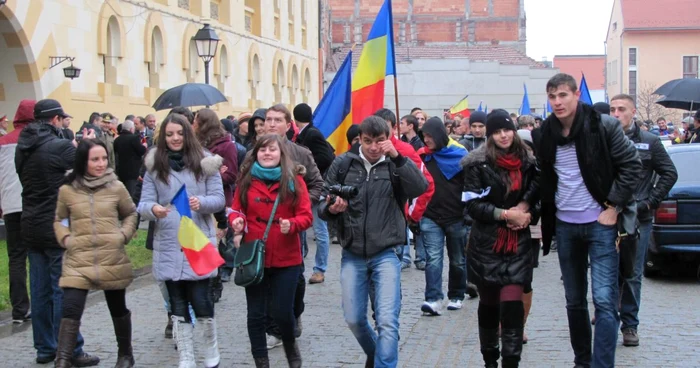 Tinerii din Republica Moldova au cântat şi au scandat lozinci pentru Unirea cu România. Foto Dorin Ţimonea