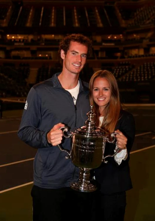 Andy Murray şi Kim Sears, alături de trofeul pentru cel mai bun jucător de la Wimbledon Foto: facebook