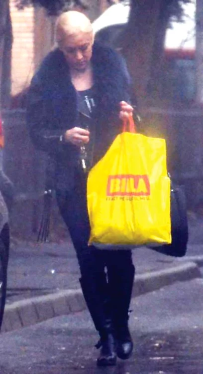 Ea a fost adesea surprinsă  de fotoreporterii Click!  cărând sacoșe cu mâncare 