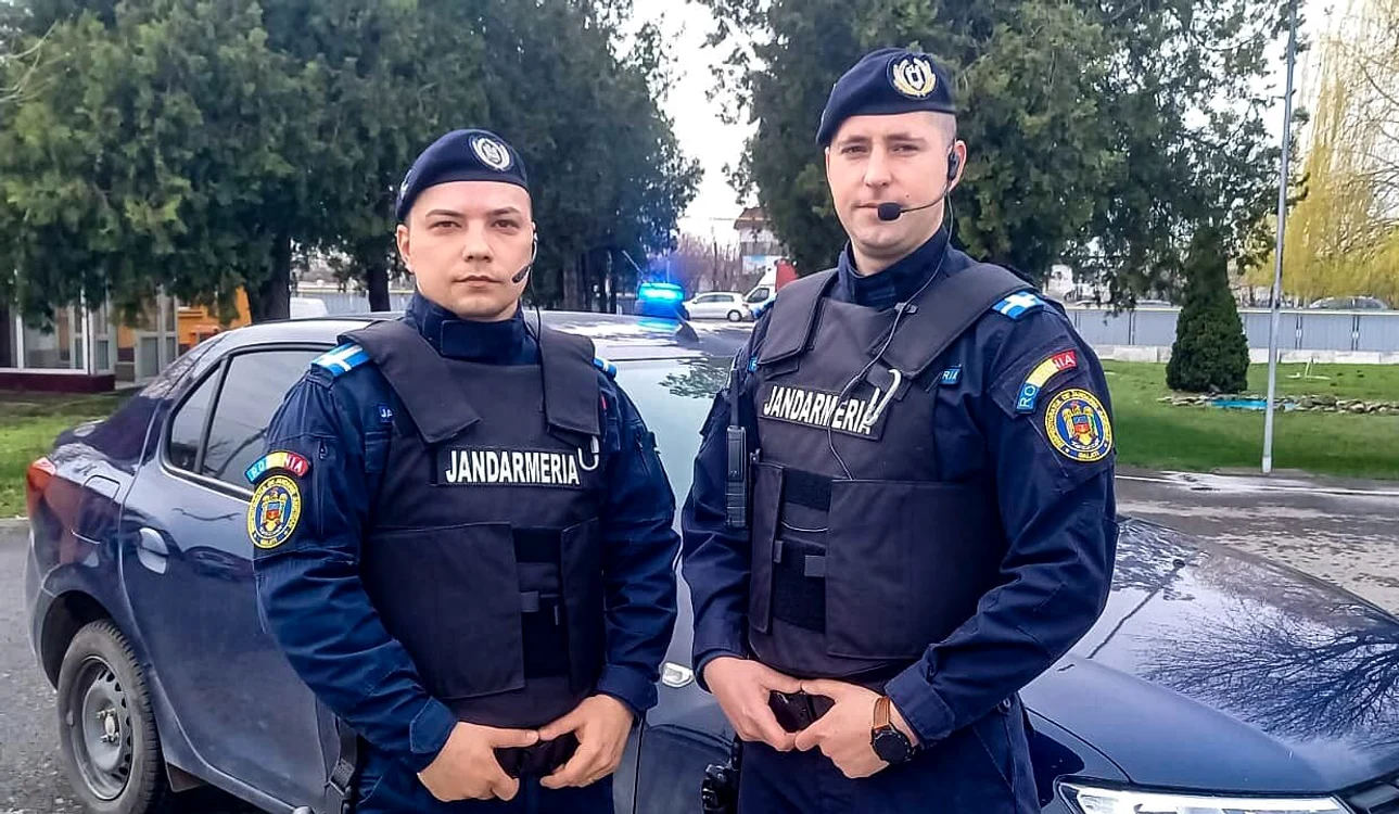 Jandarmii Florin Chiriță și Mihail Cristea FOTO: Jandarmeria Română