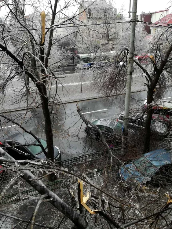 Codul galben de polei va ţine până duminică dimineaţa