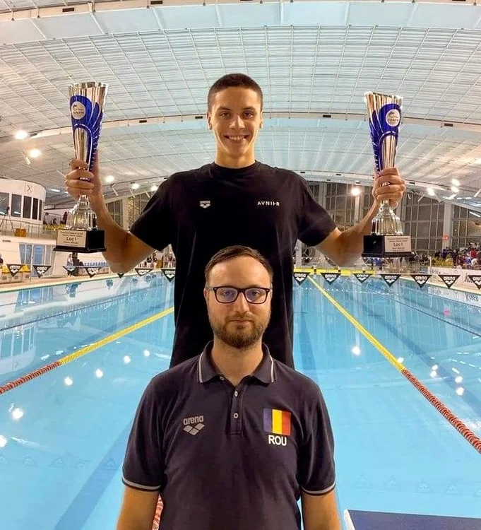 David Popovici, alături de antrenorul său, la Naționalele de la Bacău (FOTO: Facebook)
