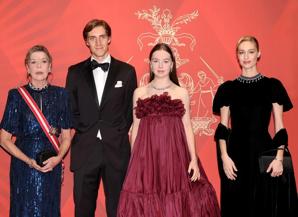 Prințesa Alexandra de Hanovra cu mama sa, Prințesa Caroline de Monaco, și Prințesa Beatrice Boromeo   Instagram jpg