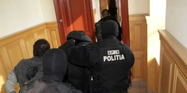 Cinci bărbaţi din Dolj sunt acuzaţi de trafic de persoame