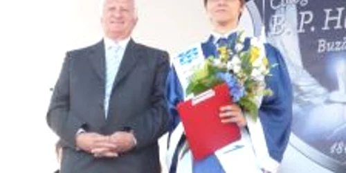 Horia- Andrei Gheorghe alături de directorul Colegiului Hasdeu