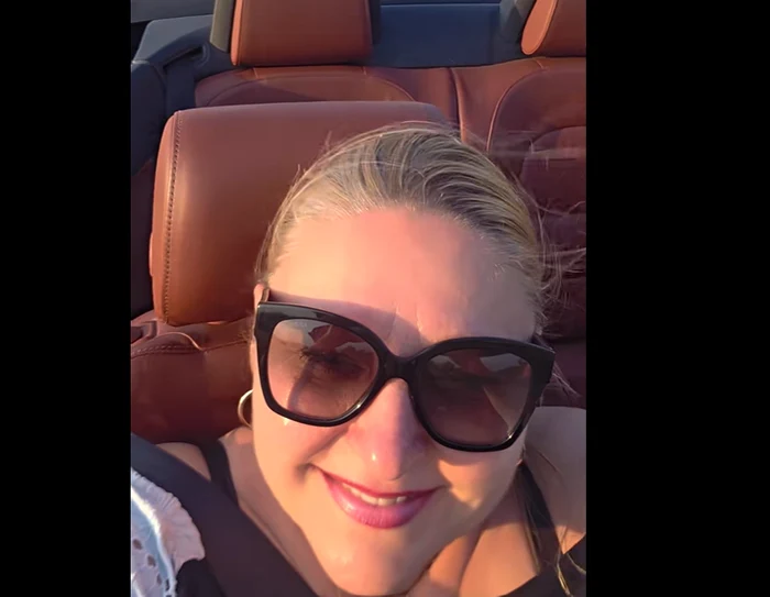 Diana Șoșoacă, în decapotabilă Foto: captură video