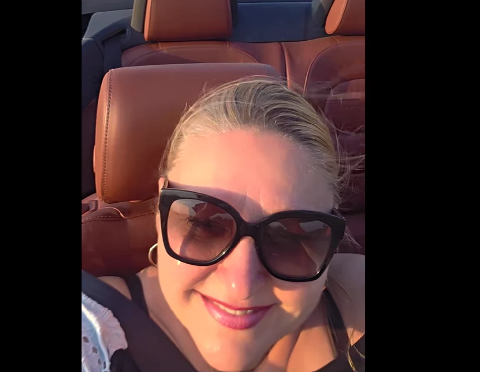 Diana Șoșoacă, în decapotabilă Foto: captură video