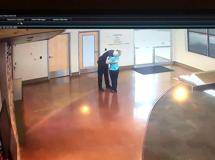 Poza în care bătrâna a îmbrățișat un polițist a primit peste 5.800 de aprecieri de la admiratorii din întreaga lumefoto: huffingtonpost.co.uk