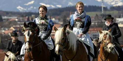 Pelerini călare îmbrăcaţi în haine tradiţionale participă la procesiunea anuală de Paşti Georgi-Ritt în sudul Bavariei lângă Traunstein Germania FOTO Guliver/GettyImages